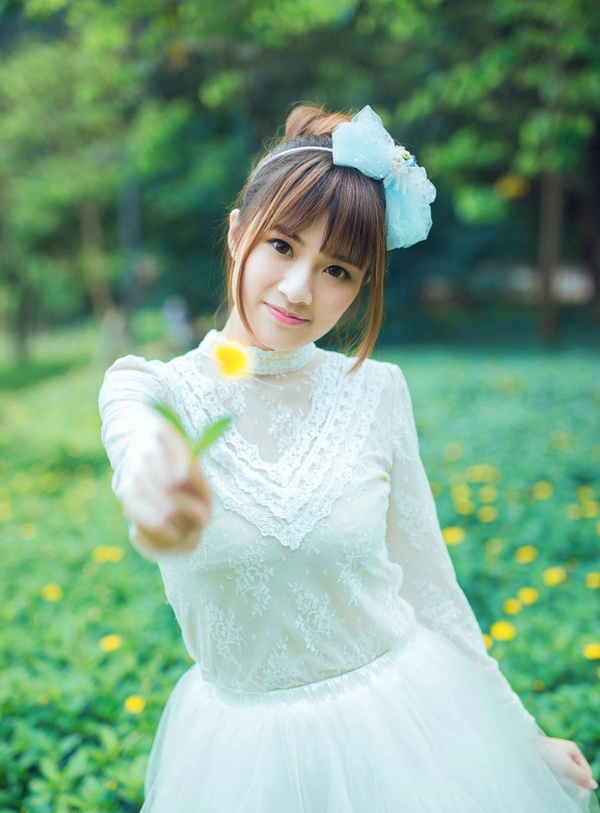 电话里，她哭着说：“亲爱的，我…我怀孕了…三个月了，不过你放心，不是你的，不用你负责。